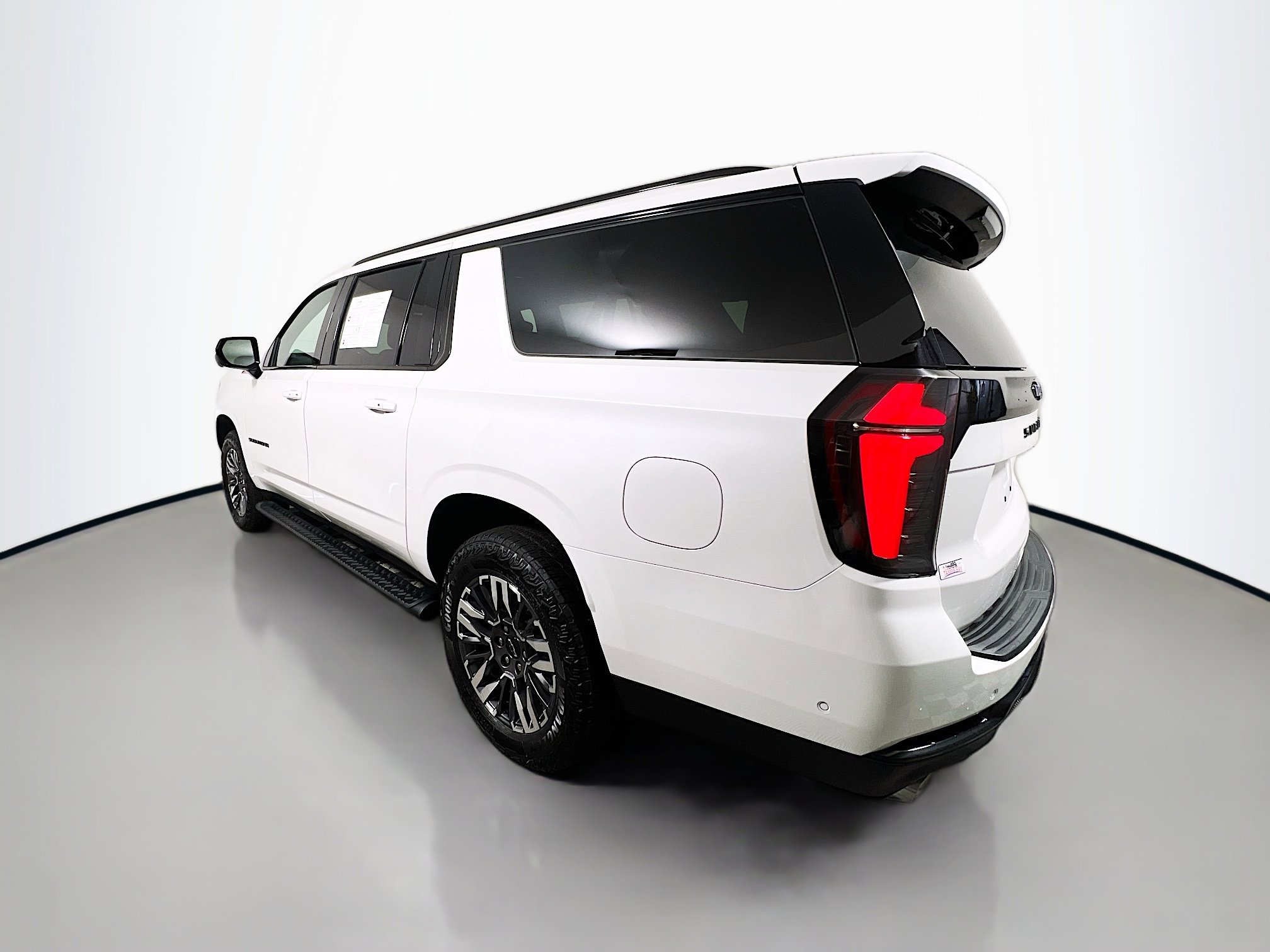 Used 2025 Chevrolet Suburban Z71 image 8