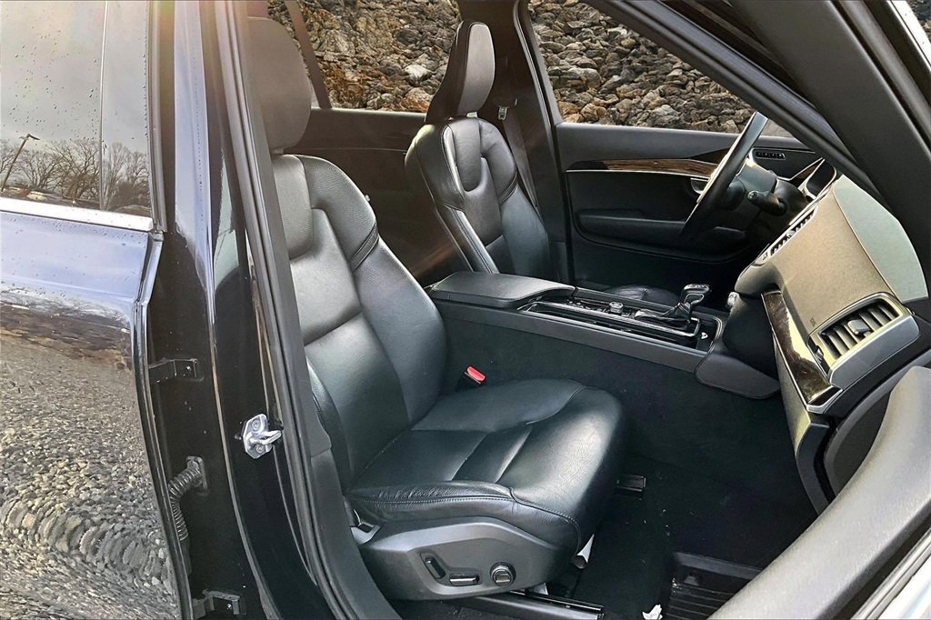 Used 2019 Volvo XC90 T6 Momentum w/ Protection Package image 7