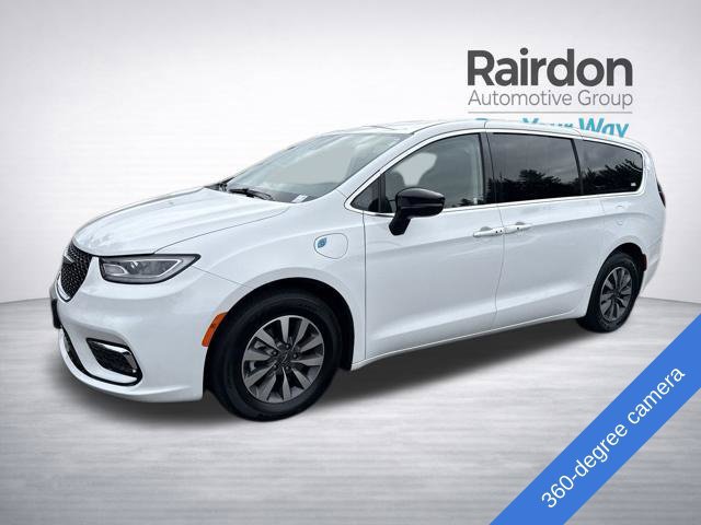 Used 2024 Chrysler Pacifica Limited FWD image 3
