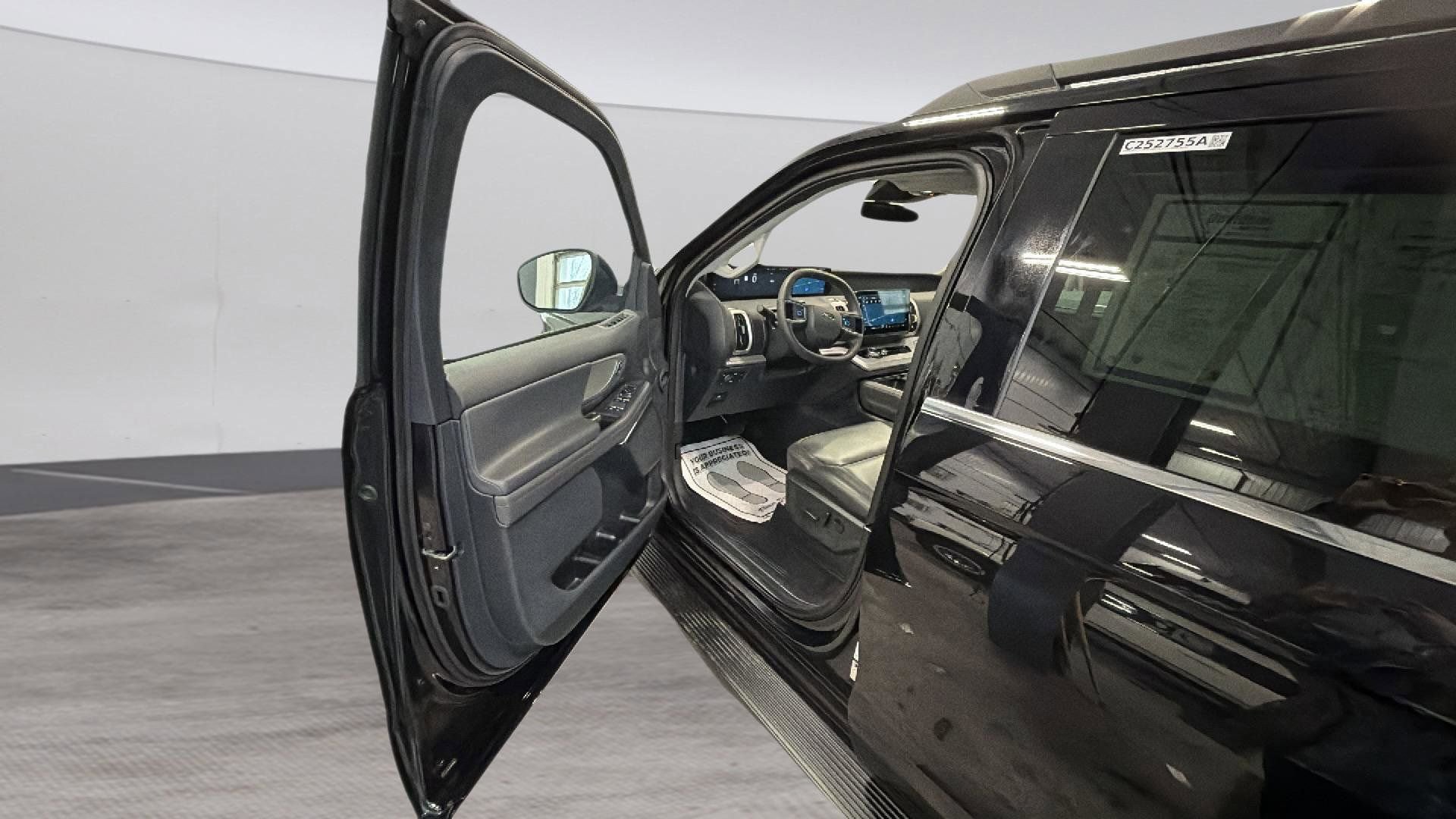 Used 2025 Ford Expedition Active image 25