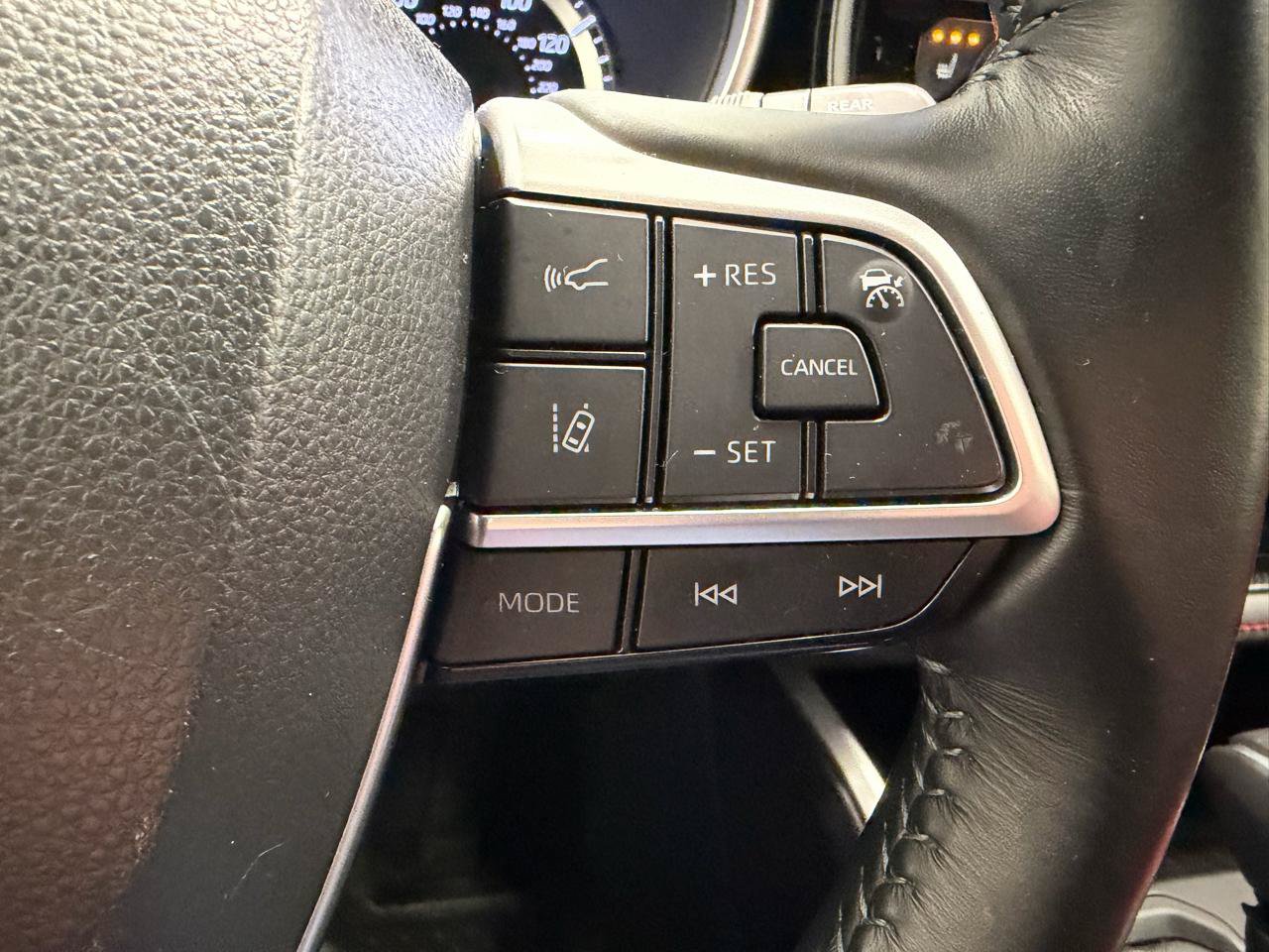 Used 2023 Toyota Highlander XSE FWD image 29