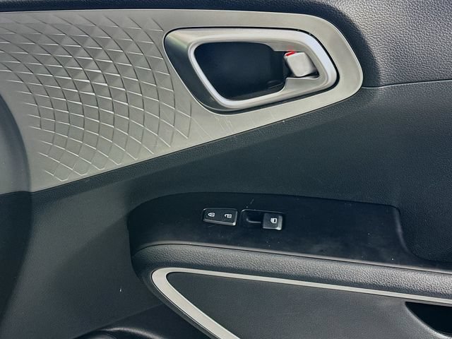 Used 2023 Kia Soul LX w/ LX Technology Package FWD image 28
