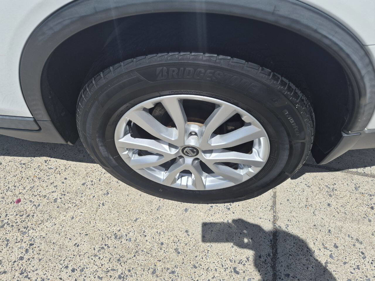 Used 2017 Nissan Rogue SV AWD/4WD image 3