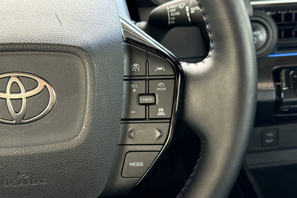 Used 2025 Toyota Prius XLE FWD image 35