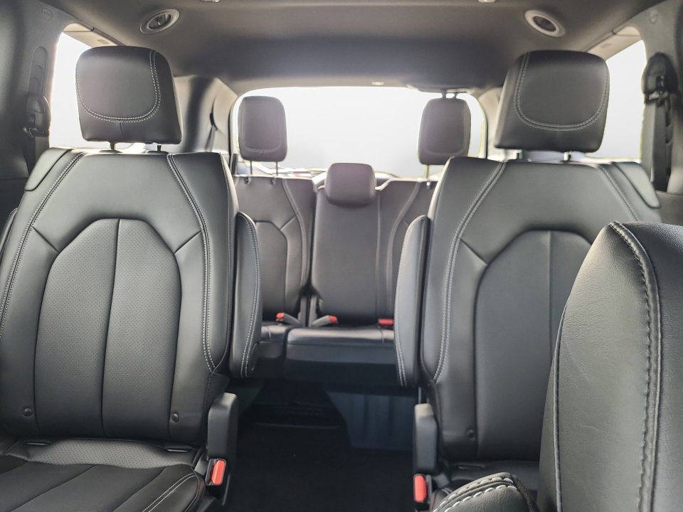 New 2026 Chrysler Pacifica Select image 12