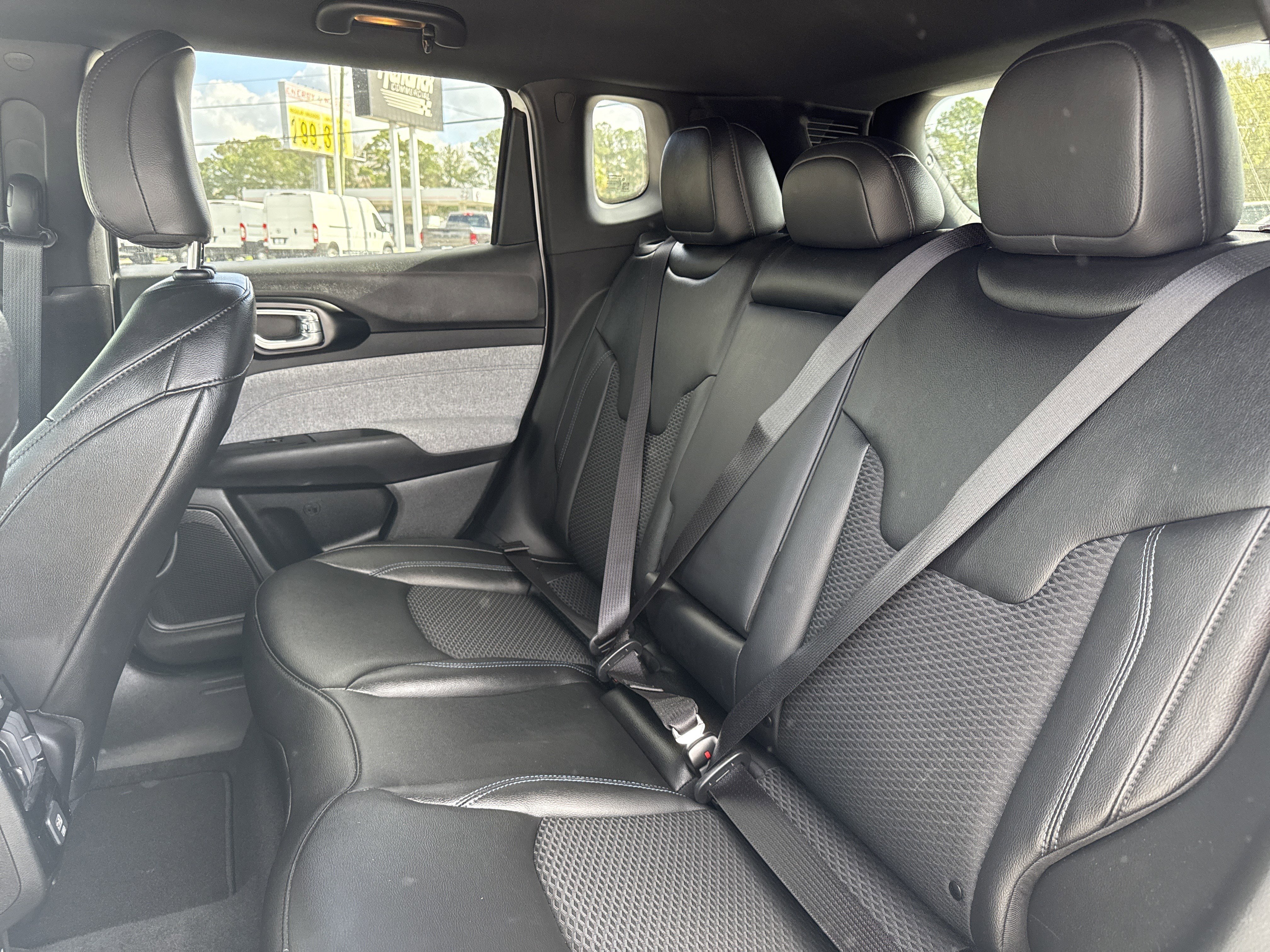 Used 2025 Jeep Compass Latitude image 28