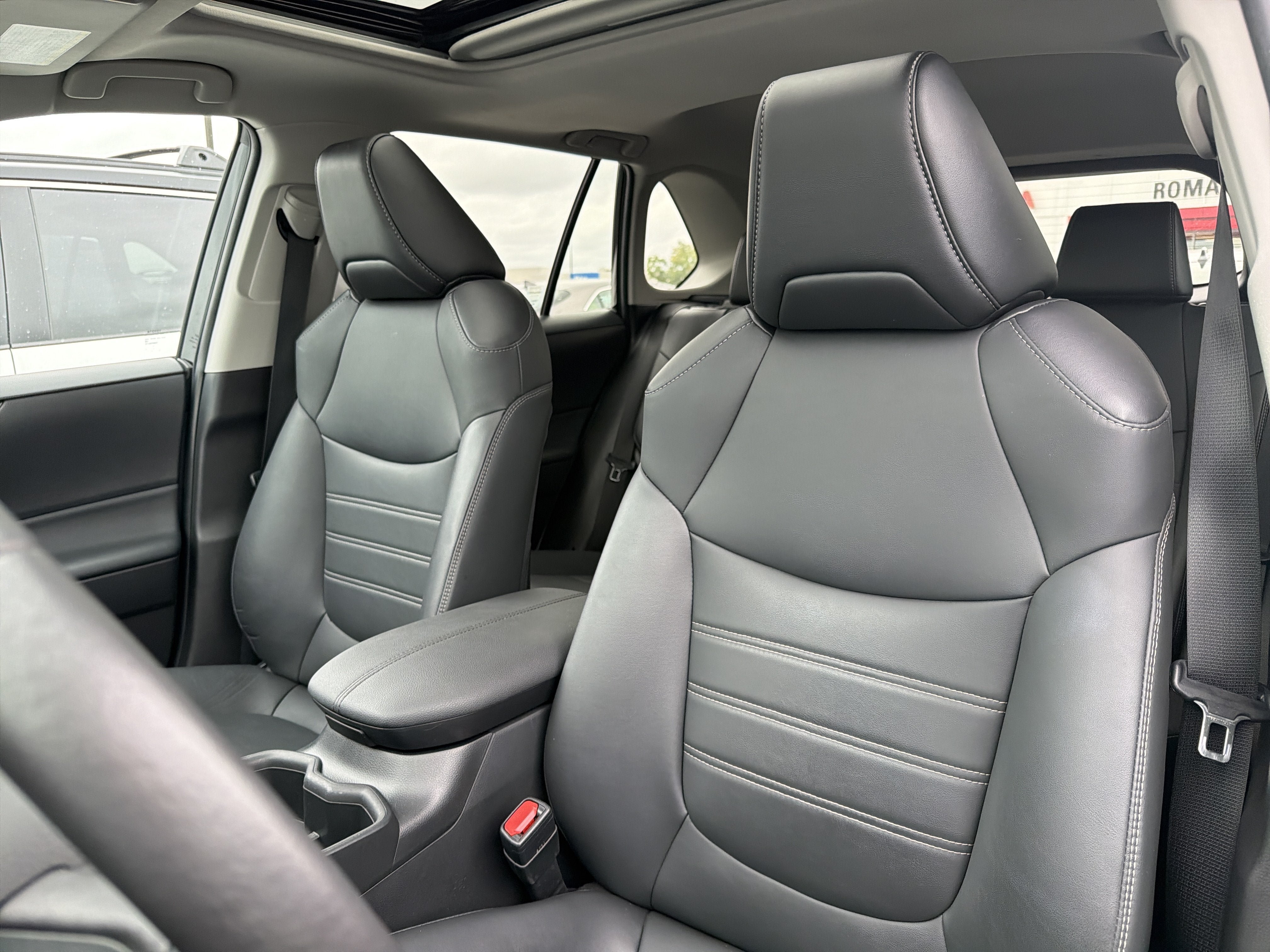 Used 2022 Toyota RAV4 XLE Premium AWD/4WD image 10