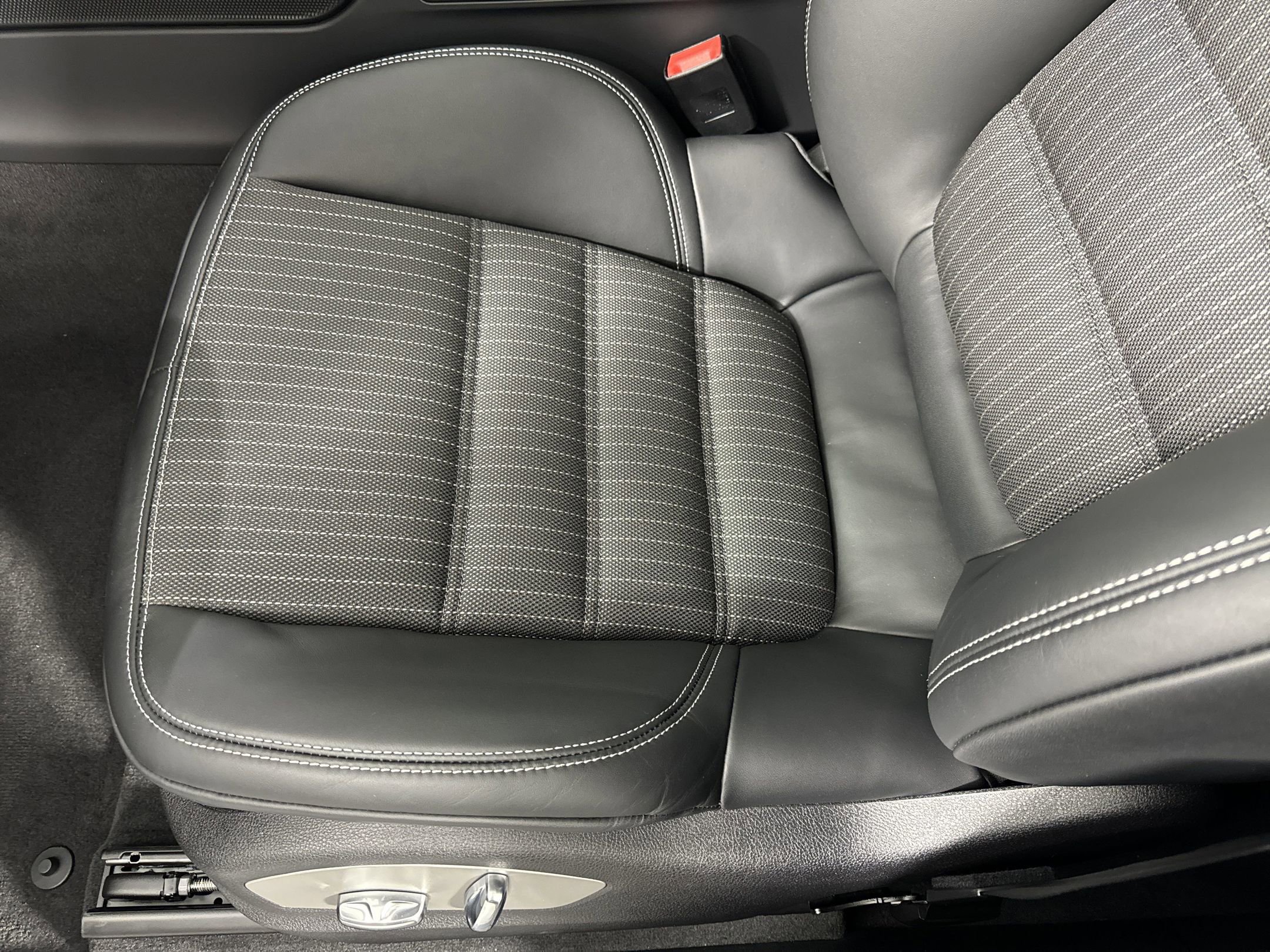 Certified 2025 Porsche Macan Turbo image 15