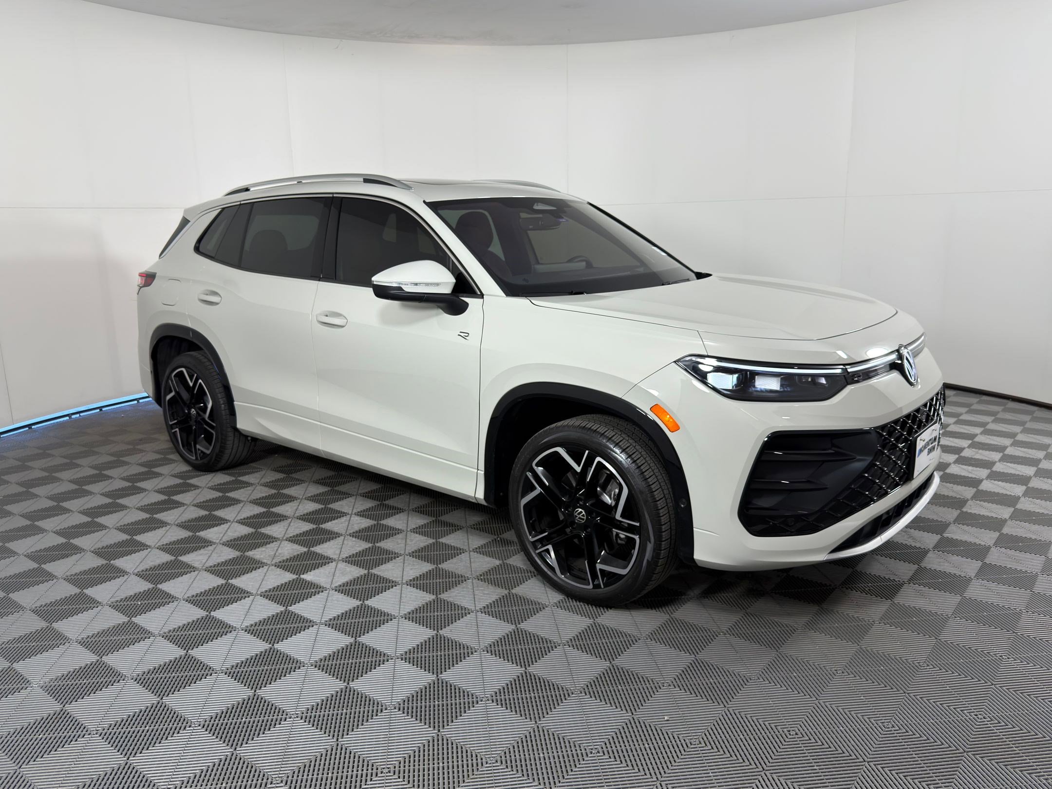 Used 2025 Volkswagen Tiguan SEL R-Line image 6