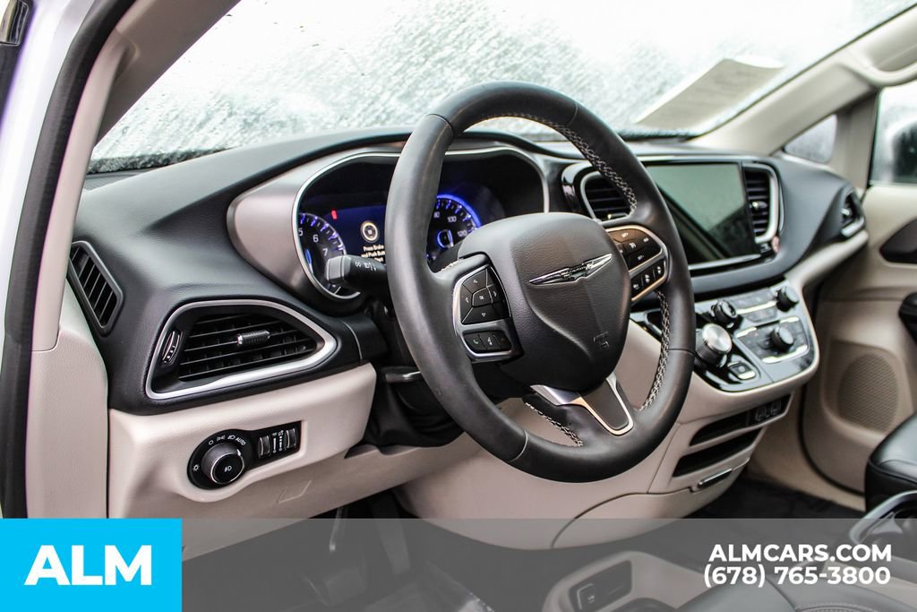 Used 2023 Chrysler Pacifica Touring-L image 34
