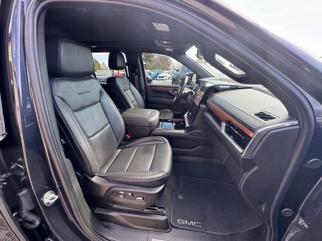 Used 2025 GMC Yukon Denali w/ Sun & Power Step Package image 33
