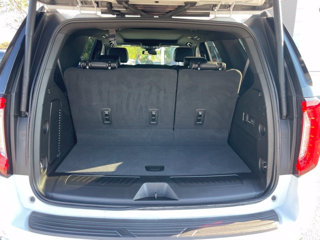 Used 2023 GMC Yukon SLT w/ SLT Luxury Package RWD image 7
