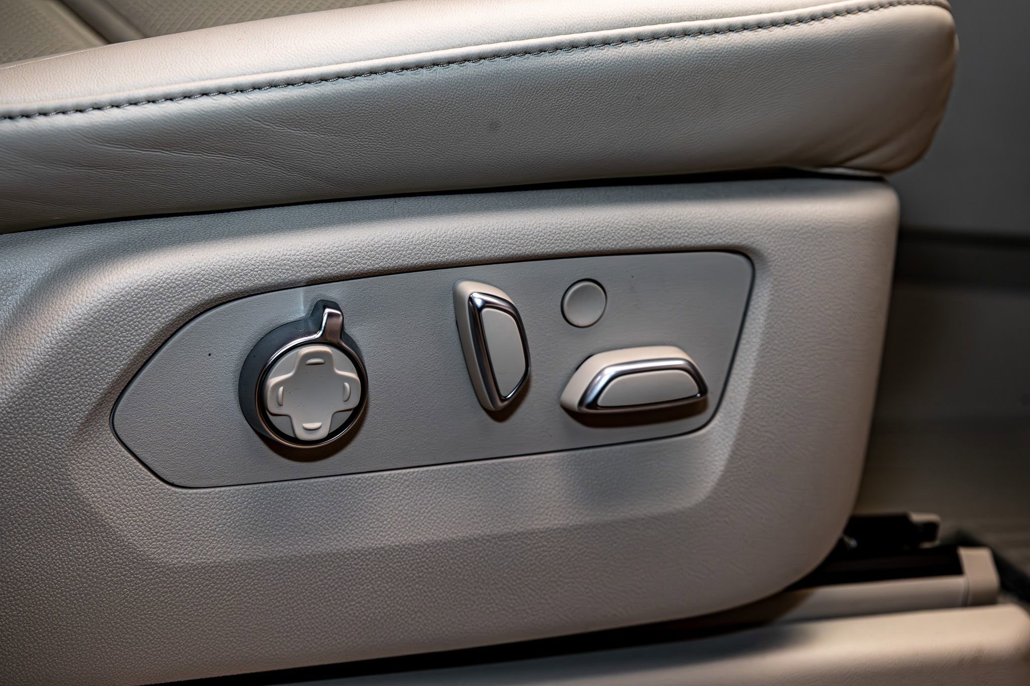 Used 2026 Cadillac Escalade Platinum Sport w/ LPO, ONYX Package image 24