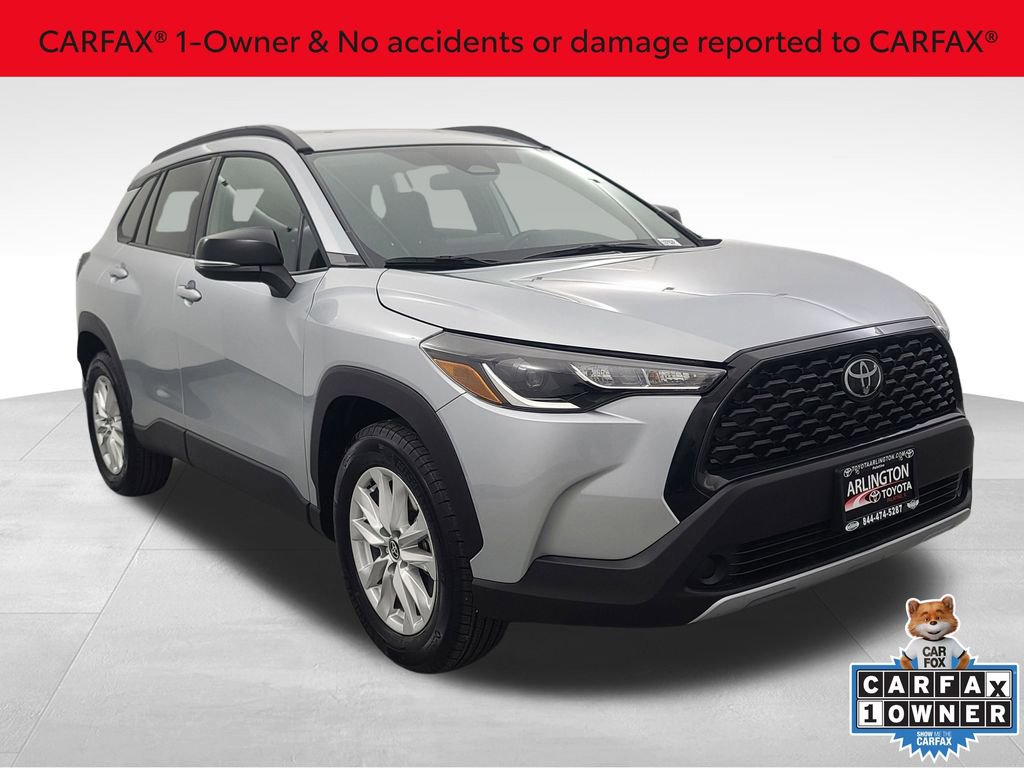 Used 2025 Toyota Corolla Cross LE image 3