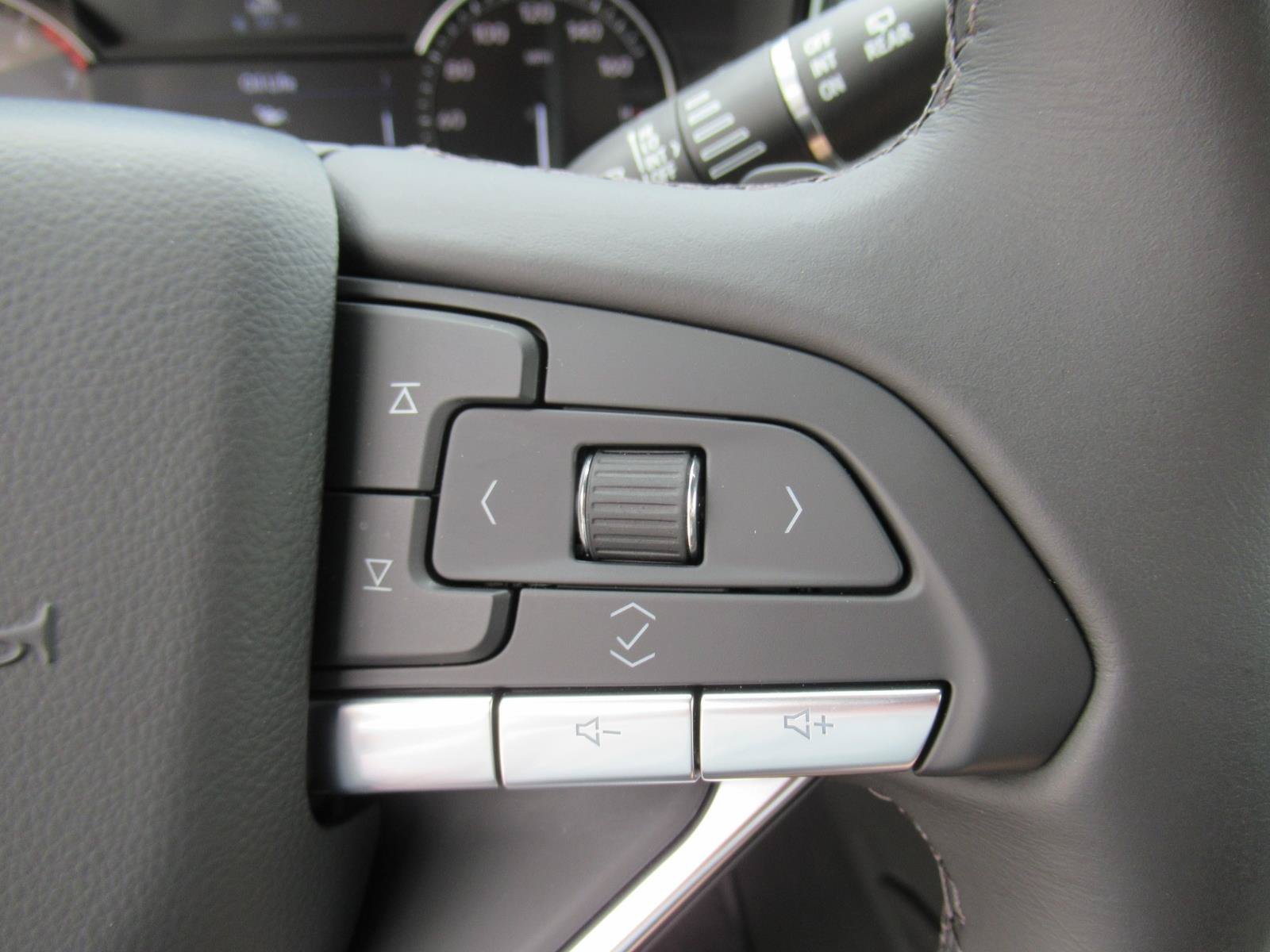 Certified 2025 Cadillac XT6 Luxury FWD image 25