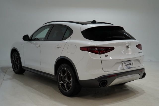 Used 2023 Alfa Romeo Stelvio Ti AWD/4WD image 5