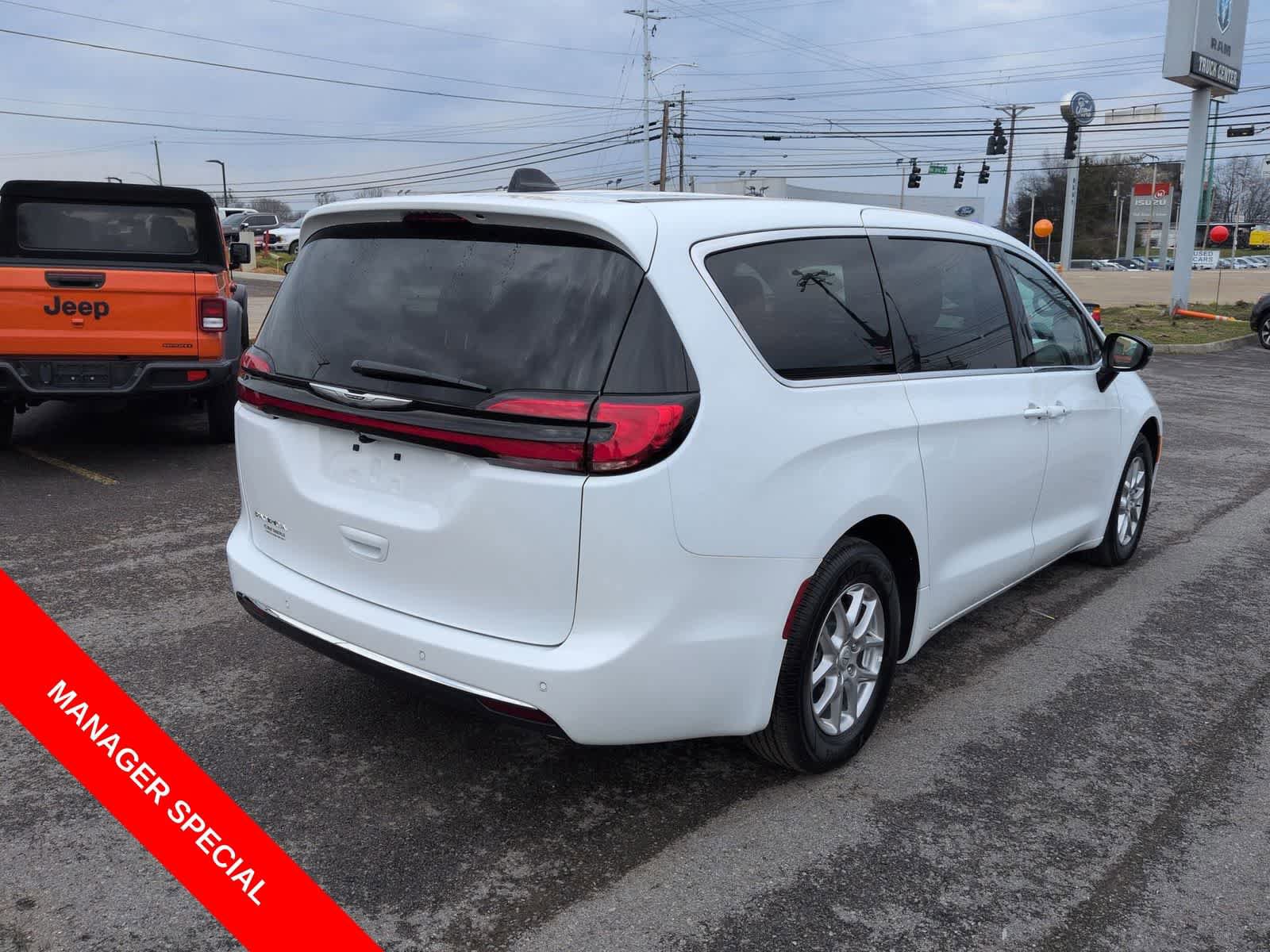New 2026 Chrysler Pacifica Select FWD image 8