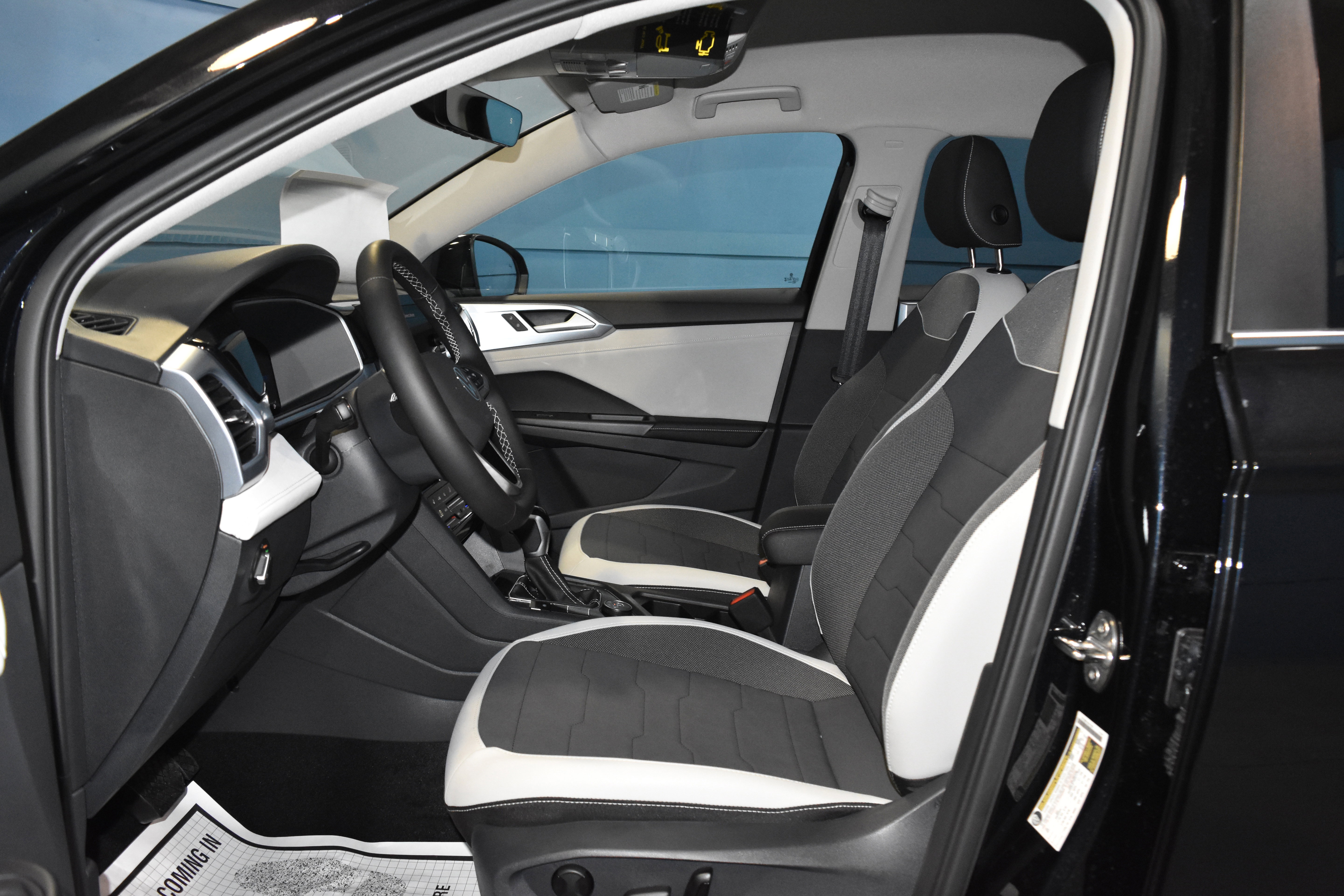 New 2025 Volkswagen Taos SE image 5