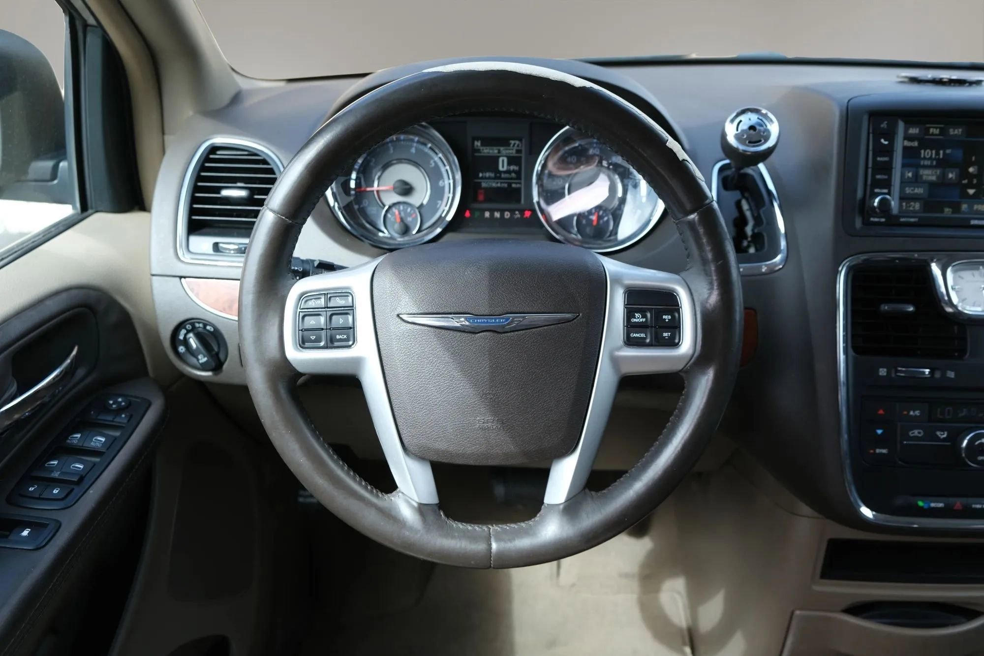 Used 2015 Chrysler Town & Country Touring image 25