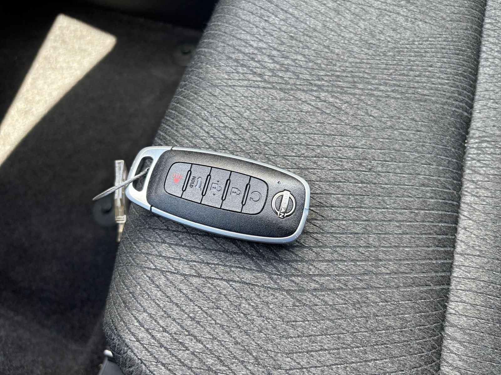 Used 2025 Nissan Rogue SV FWD image 21