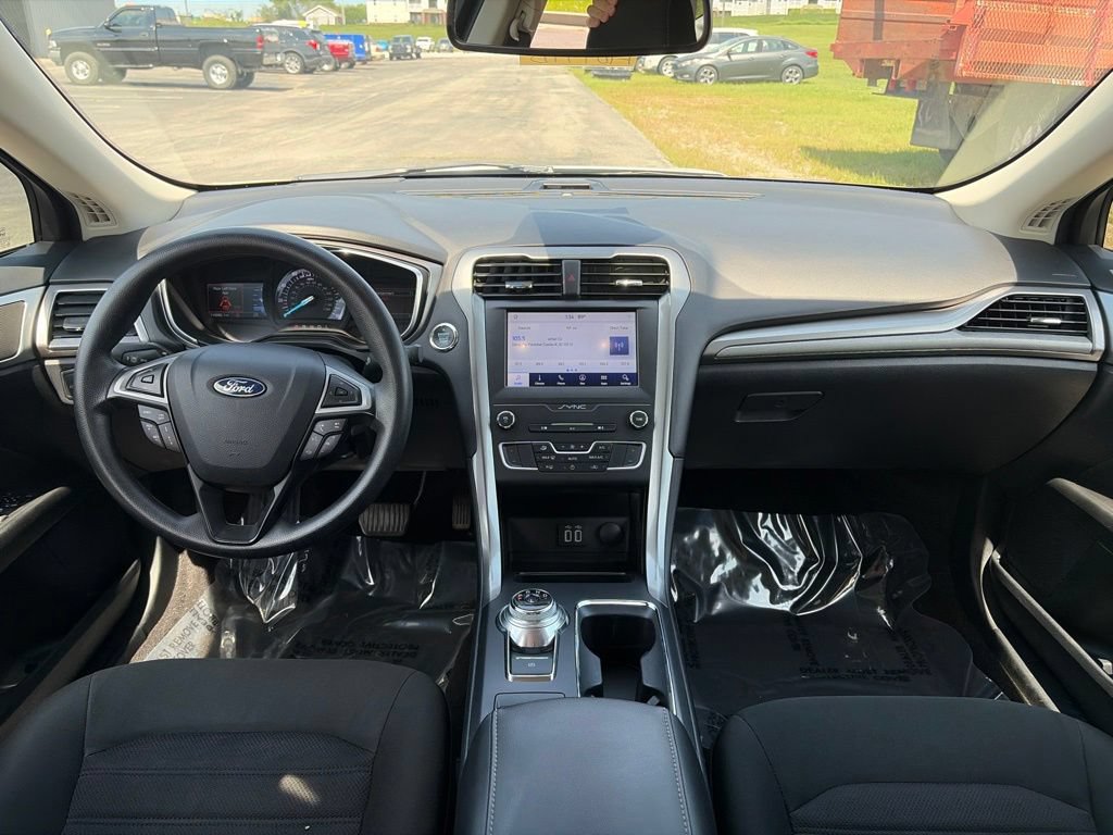 Used 2020 Ford Fusion SE FWD image 15