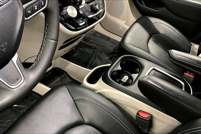 Used 2024 Chrysler Pacifica Touring-L image 17