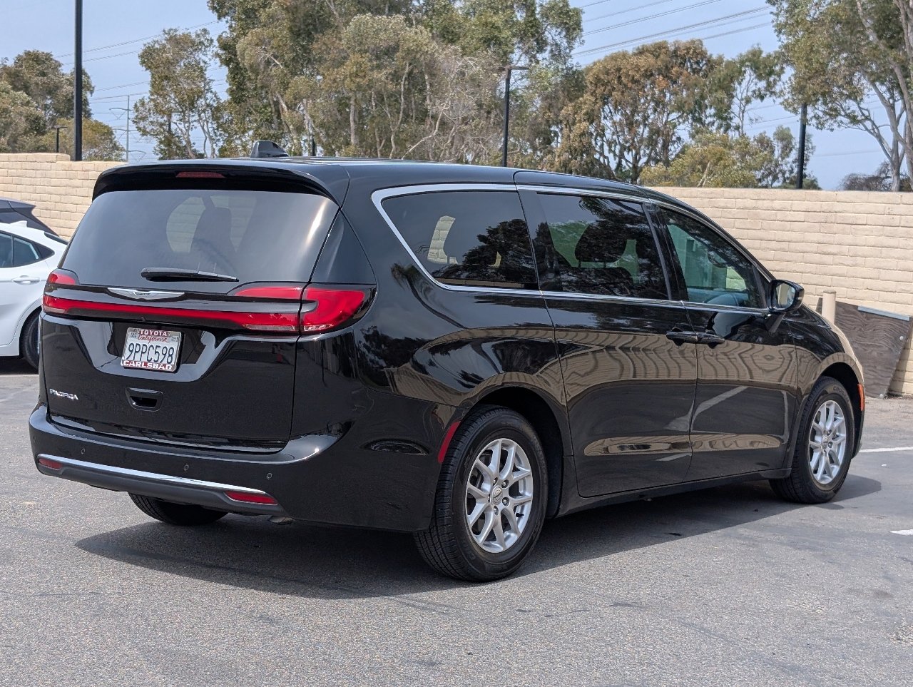 Used 2025 Chrysler Pacifica Select image 13
