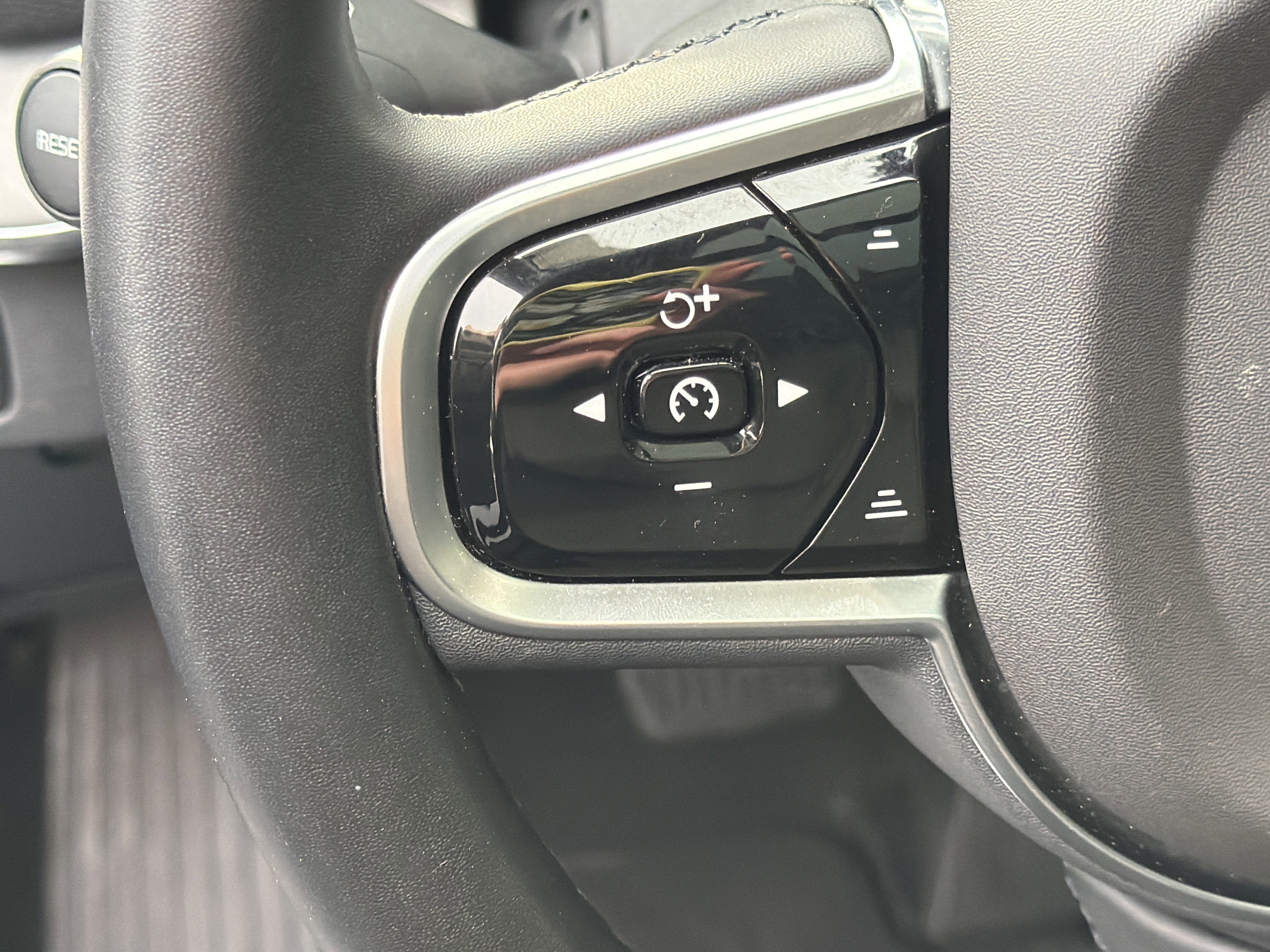 Certified 2025 Volvo XC90 B5 Core image 19