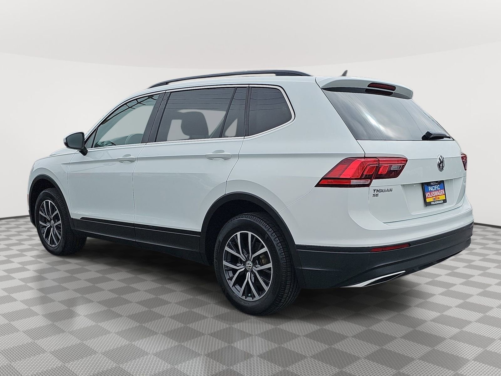 Used 2019 Volkswagen Tiguan SE w/ Panoramic Sunroof Package image 7