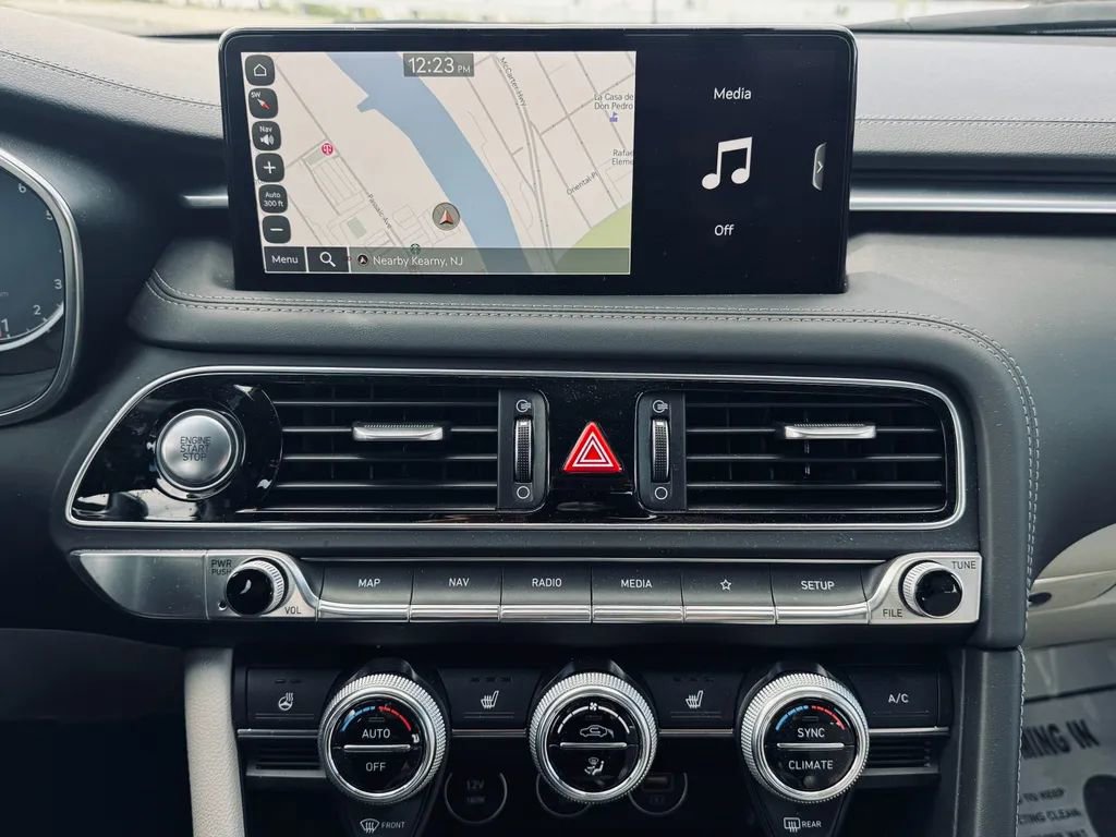 Used 2023 Genesis G70 2.0T image 16