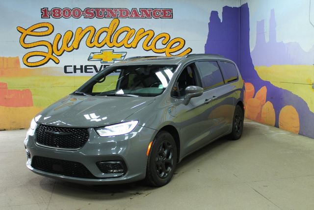 Used 2021 Chrysler Pacifica Limited w/ Uconnect Theater Family Group image 2