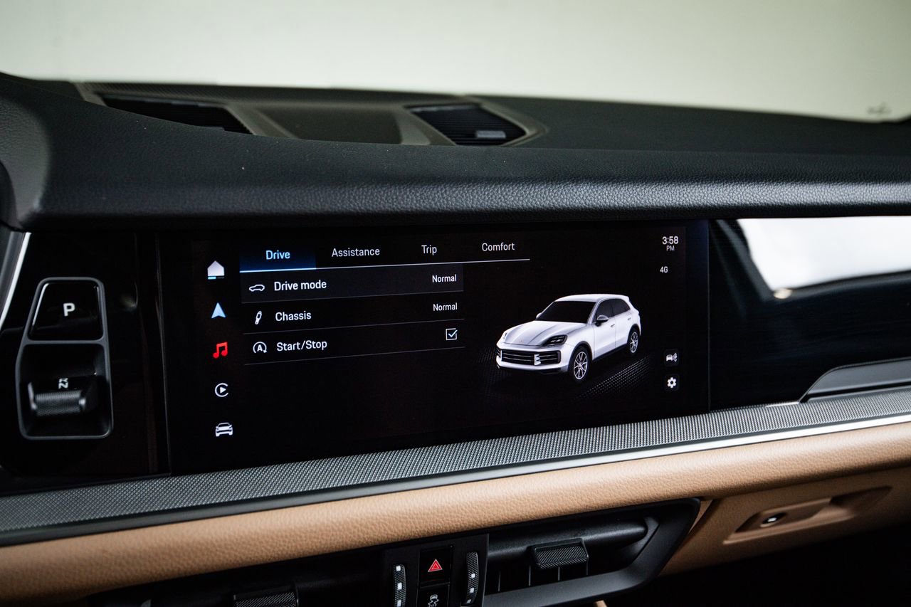 Certified 2025 Porsche Cayenne AWD/4WD image 18