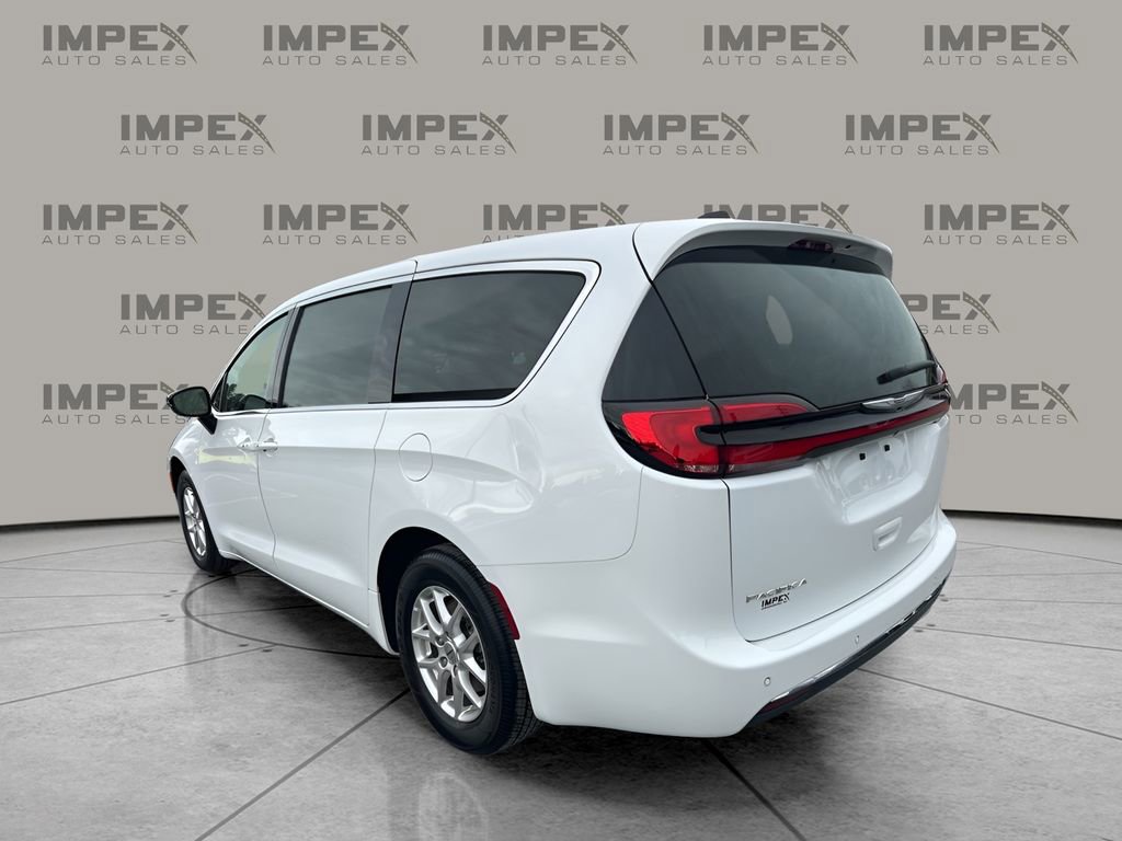 Used 2024 Chrysler Pacifica Touring-L image 3
