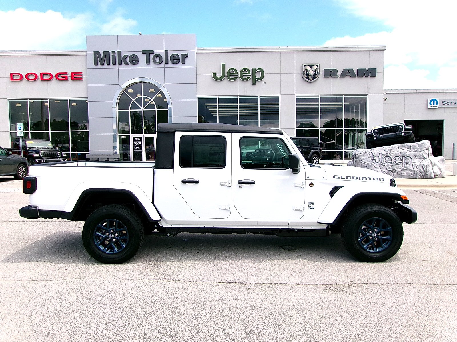 New 2026 Jeep Gladiator Sport AWD/4WD image 5
