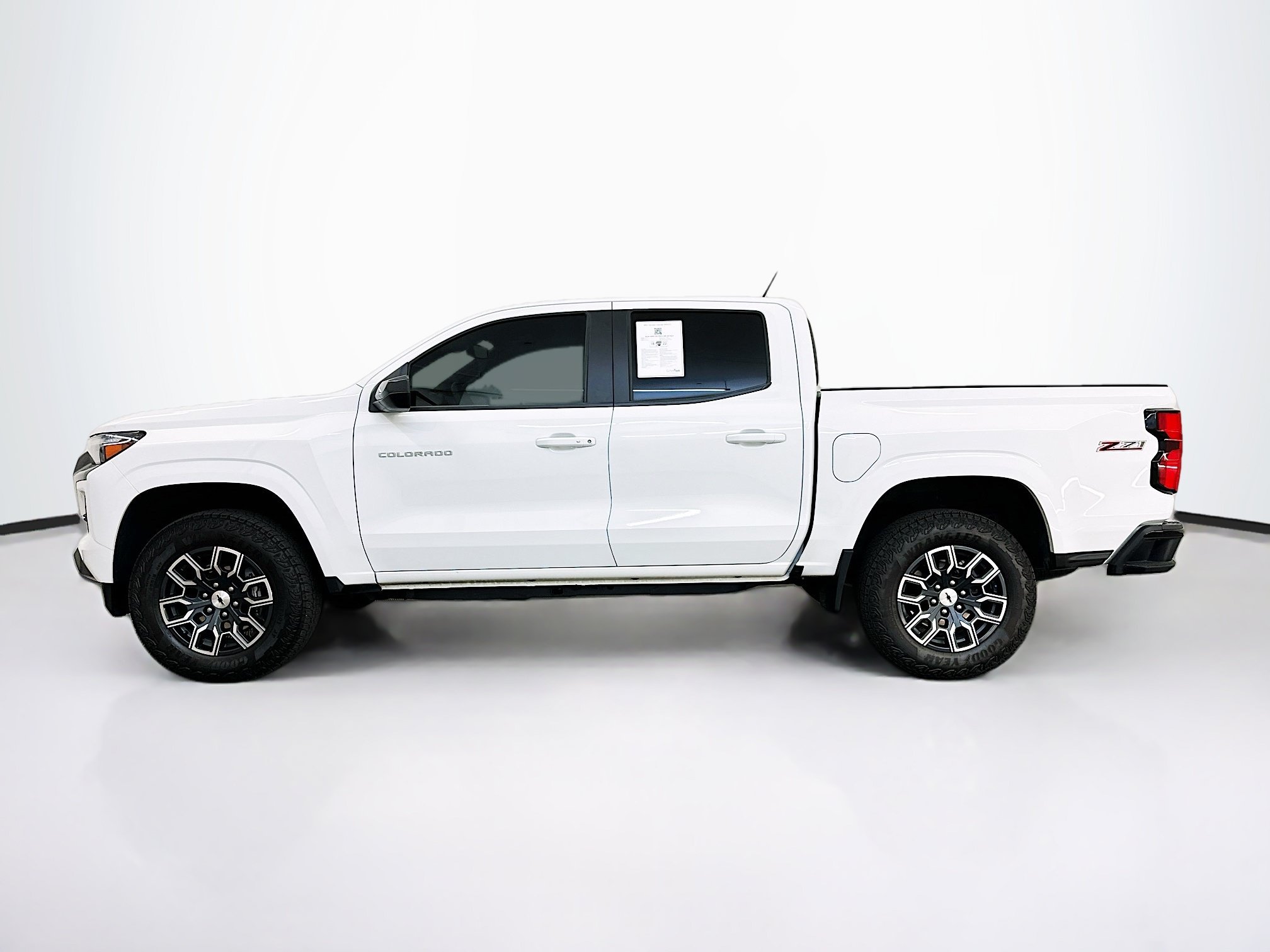 Used 2025 Chevrolet Colorado Z71 AWD/4WD image 4