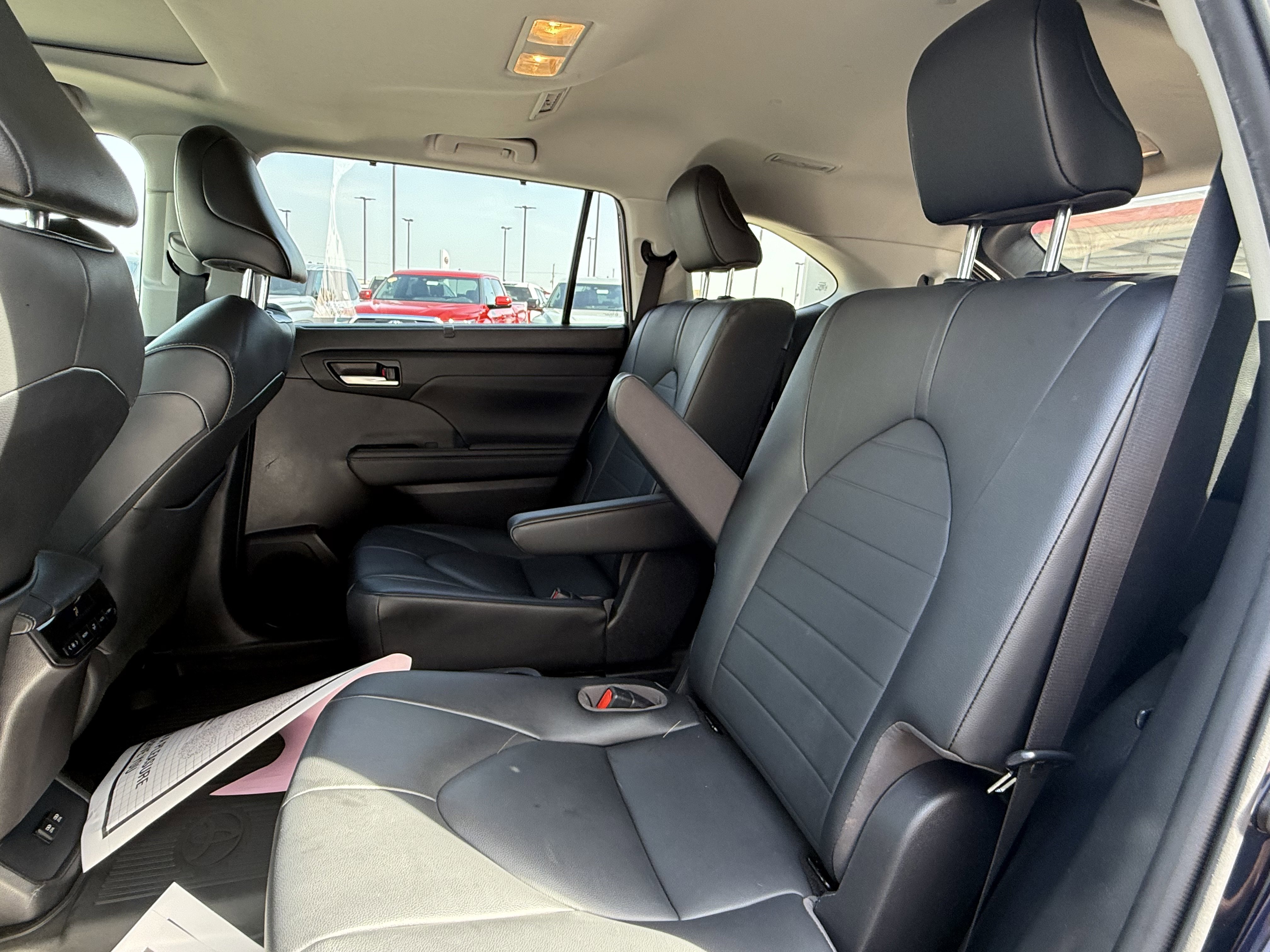 Used 2020 Toyota Highlander XLE image 6