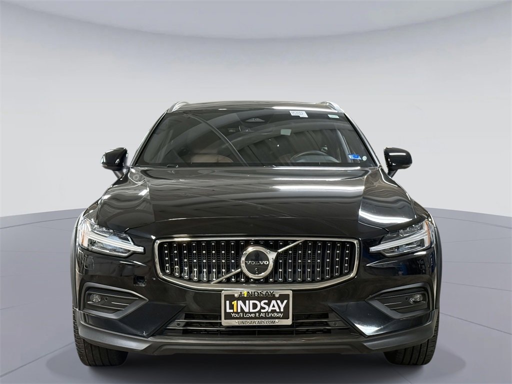 Used 2025 Volvo V60 B5 Cross Country Plus image 8