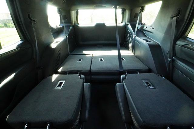 Used 2024 GMC Yukon AT4 w/ Technology Package image 31