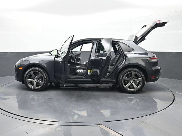 Certified 2025 Porsche Macan AWD/4WD image 29