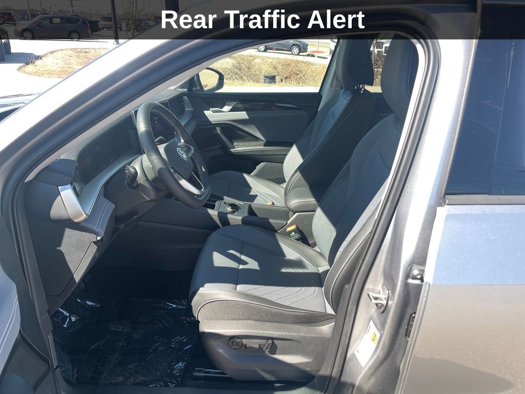 Used 2025 Volkswagen Tiguan SE w/ Panoramic Sunroof Package image 12