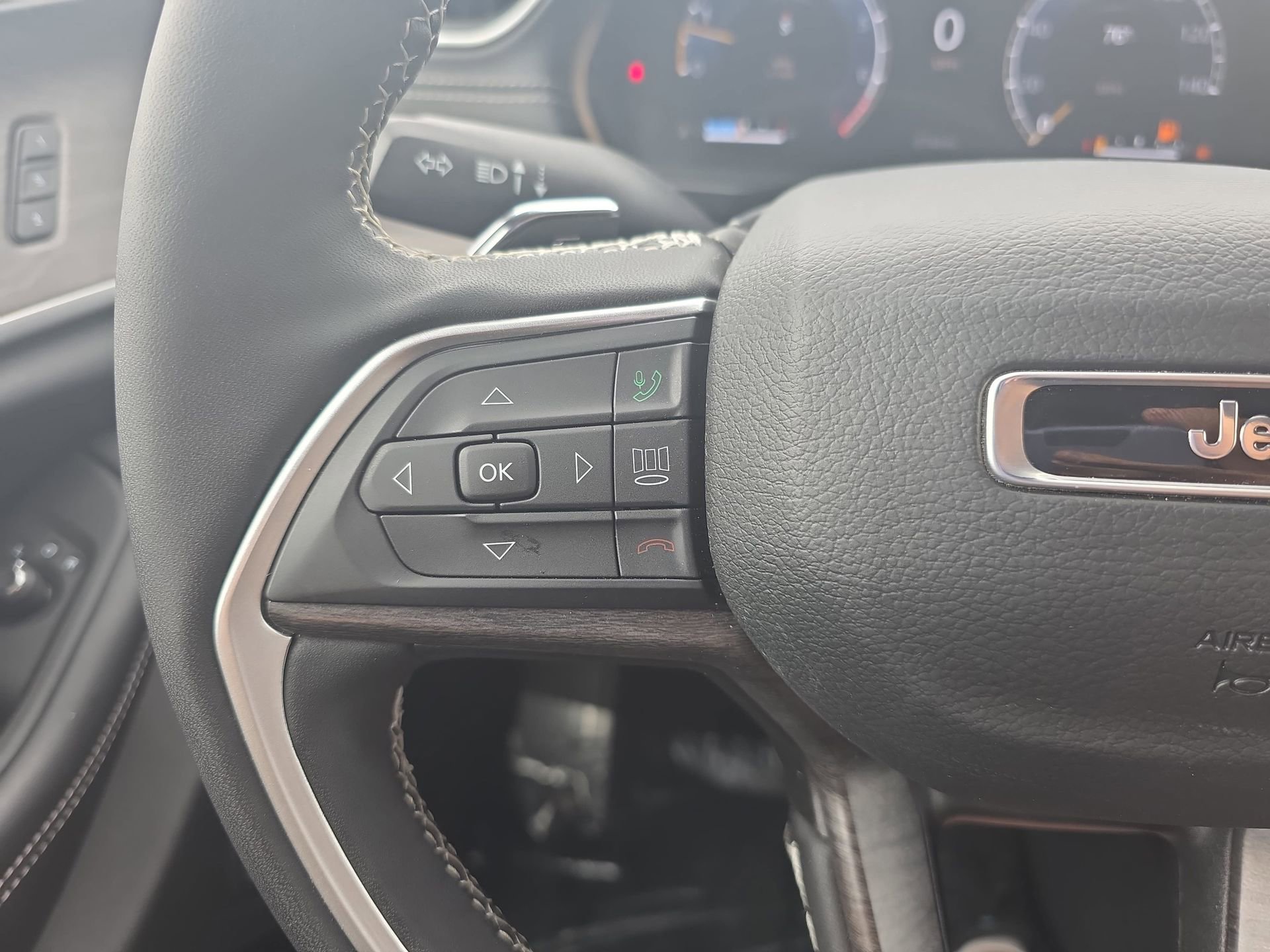 Used 2025 Jeep Grand Cherokee L Limited w/ Black Appearance Package AWD/4WD image 16