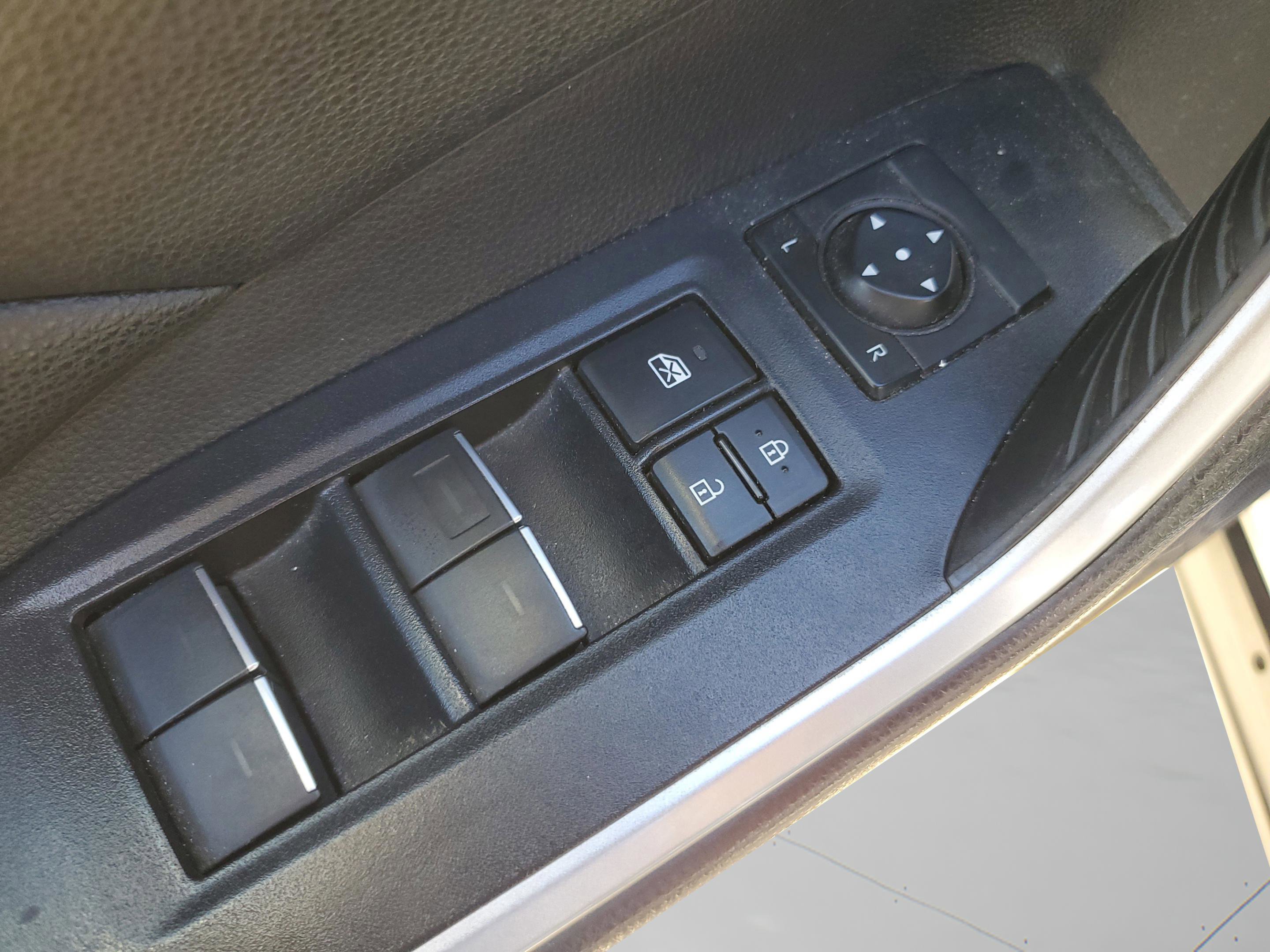 Used 2022 Toyota RAV4 SE image 27