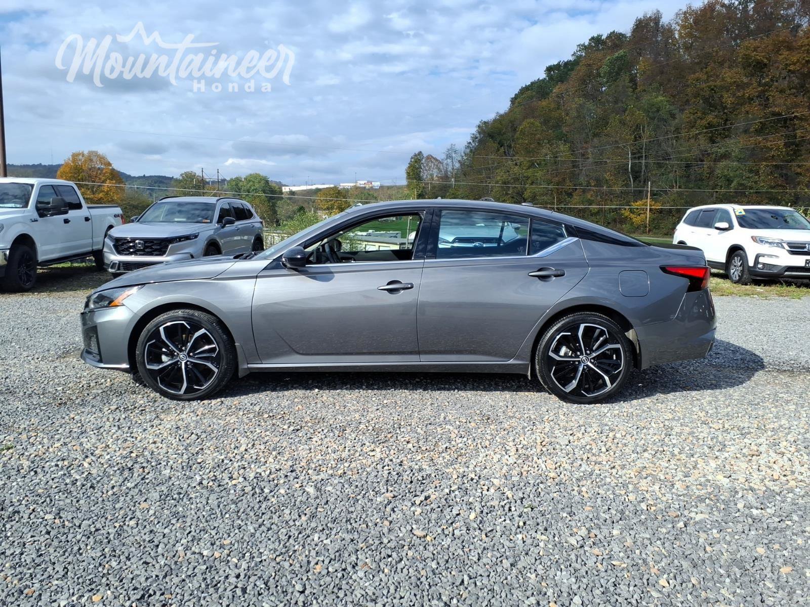 Used 2025 Nissan Altima 2.5 SR w/ SR Premium Package AWD/4WD image 8