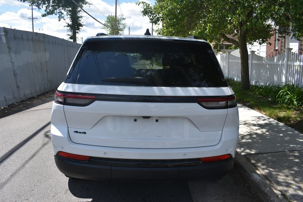 Used 2025 Jeep Grand Cherokee Altitude AWD/4WD image 6