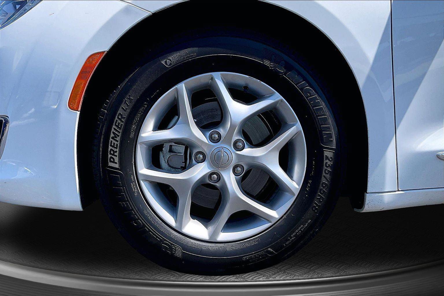 Used 2017 Chrysler Pacifica Touring-L Plus w/ Tire & Wheel Group FWD image 9