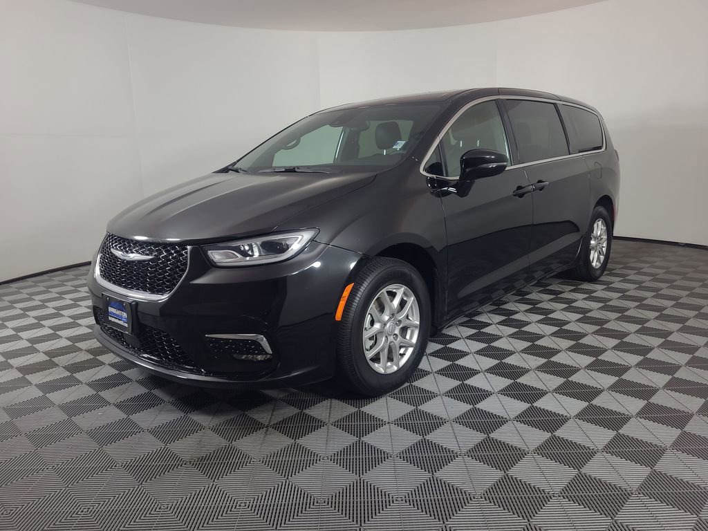 Used 2025 Chrysler Pacifica Select FWD image 7