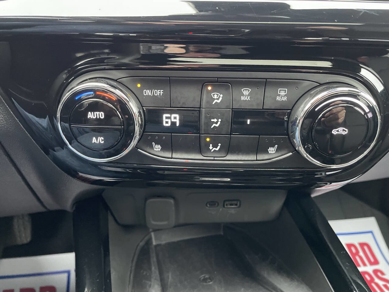 Used 2025 Chevrolet Trax RS w/ Sunroof Package image 21