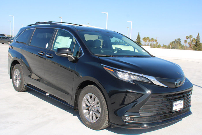 New 2026 Toyota Sienna XLE FWD image 2