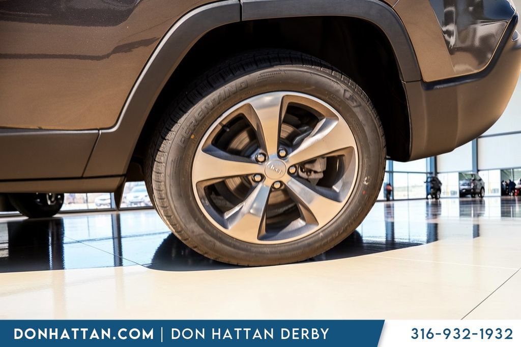 Used 2019 Jeep Cherokee Limited w/ Luxury Group FWD image 37