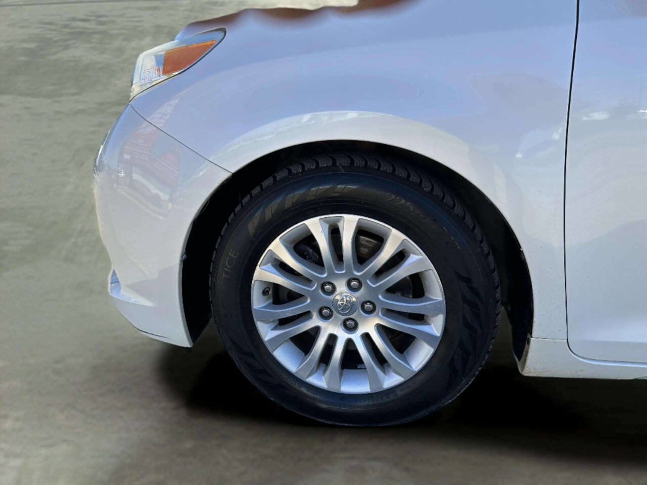 Used 2015 Toyota Sienna XLE image 39